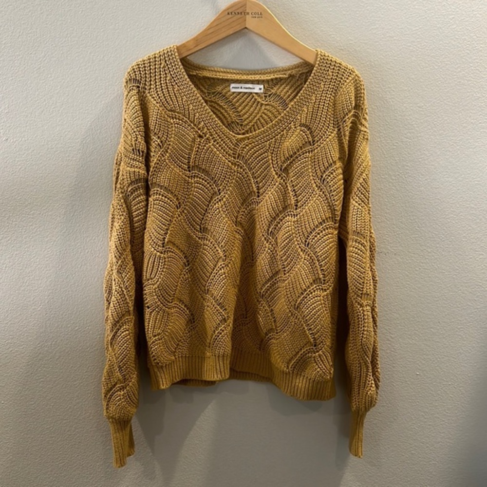 Moon and Madison sweater M
